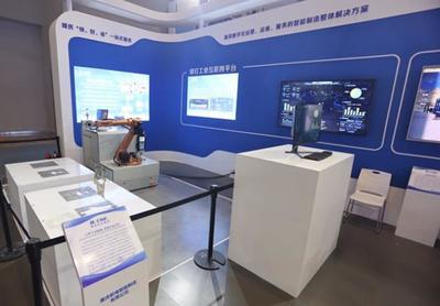 絡(luò)釘工業(yè)互聯(lián)網(wǎng)平臺(tái)、絡(luò)釘復(fù)合機(jī)器人系統(tǒng)。重慶機(jī)電集團(tuán)供圖